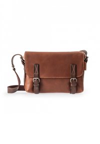 Borsa a tracolla in pelle marrone con tracolla regolabile, caratterizzata da due fibbie frontali e cuciture dettagliate sul pattina. Texture liscia.