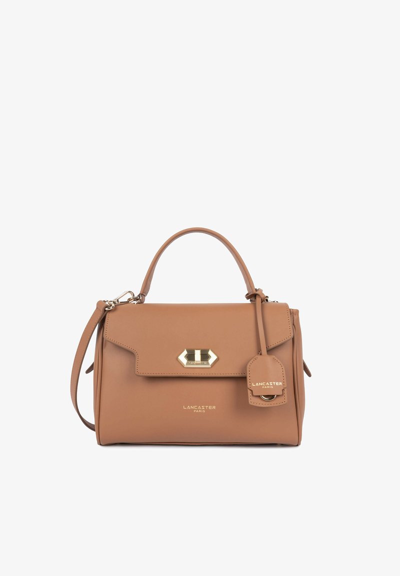 Sac à main en cuir marron avec poignée supérieure, fermoir doré, étiquette de marque et bandoulière sur fond blanc.