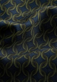 Stoff mit einem dunkelblauen Hintergrund und einem olivgrünen Kettenmuster. Glatte Textur mit einem etwas reflektierenden Glanz.