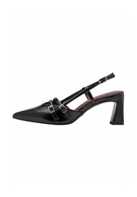 Scarpe slingback in pelle nera con punta a forma appuntita, tacco a blocco di altezza media e dettagli decorativi a forma di fibbia sulle cinghie anteriori.