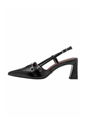 Scarpe slingback in pelle nera con punta a forma appuntita, tacco a blocco di altezza media e dettagli decorativi a forma di fibbia sulle cinghie anteriori.