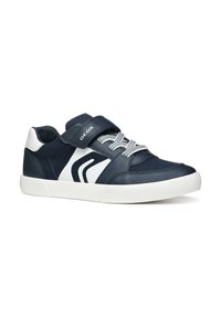 Sneaker blu navy con dettagli bianchi, realizzati in materiale sintetico, dotati di una striscia in velcro e lacci a righe, suola in gomma testurizzata.