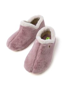 Des chaussons en fourrure rose avec une doublure en fausse fourrure crème douce, un design à l'arrière fermé et un bout arrondi. Présente des accents de couture minimalistes.