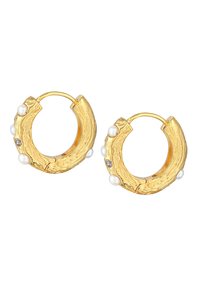 Guldtonade hoops med en texturerad yta, prydda med vita pärlor och små klara ädelstenar inlagda längs kanterna.