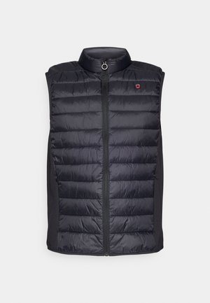 Crni podstavljen prsluk s visokim ovratom i prednjim zatvaračem. Bočne panele od glatkog materijala, s malim crvenim logotipom na prsima.