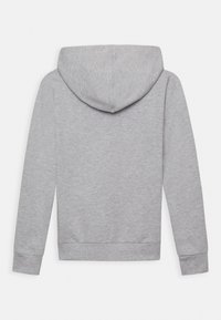 Sudadera gris con una textura suave, que presenta una capucha redondeada y puños acanalados. La parte trasera es lisa, sin ningún patrón ni gráfico.