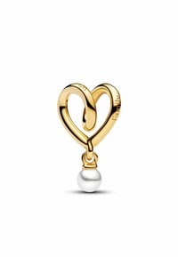 Herzförmiger Charm in Goldoptik mit polierter Oberfläche, an dessen Basis eine weiße Perle hängt. Mit eingraviertem Detail "Familie".