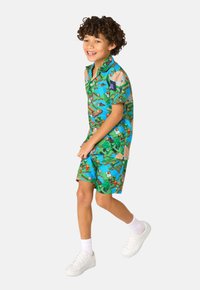 Conjunto de camisa de manga corta con botones y pantalones cortos que presenta un diseño vibrante en verde, azul y con patrones multicolores; confeccionado en una tela ligera.