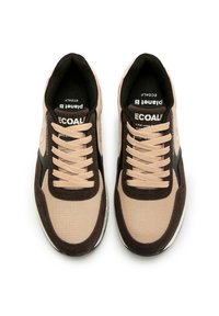 Hnědé a béžové tenisky s síťovaným svrškem a semišovými akcenty, plochými tkaničkami a polstrovanou podrážkou. Branding je viditelný na jazyku.