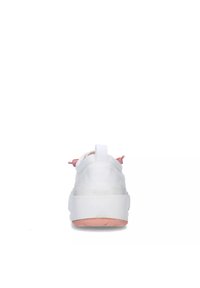 Sneaker bianco con parte superiore liscia, dettagli rosa e una suola spessa bianca. Presenta un'etichetta di estrazione sul retro e una grafica minimale.