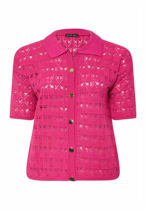 Jasnoróżowy, krótki, dzianinowy kardigan z kołnierzykiem, złotymi guzikami z przodu oraz geometrycznym ażurowym wzorem.