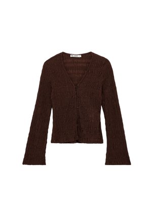 Bruine cardigan met lange mouwen, knoopsluiting, textuur met geplooide stof en een V-hals, plat uitgestald op een witte achtergrond.