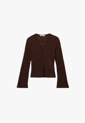 Cardigan marrón de manga larga con botones, tejido texturizado y fruncido, y escote en V, desplegado sobre un fondo blanco.