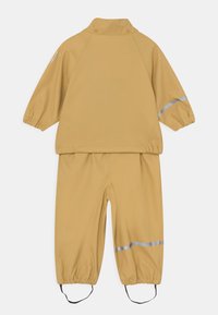 Fato de chuva à prova d'água amarelo para crianças pequenas, com punhos elásticos, faixas refletoras e golas altas. Textura suave e corte descontraído.