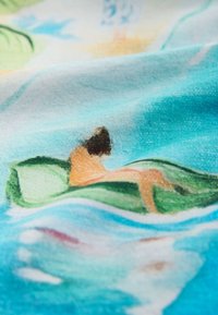 Person mit dunklen Haaren, die auf einem großen grünen Blatt liegt, das auf blauem Wasser schwimmt, mit sanften bunten Hintergrunddetails.
