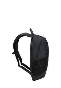 Schwarzer Rucksack mit schlankem Design, ausgestattet mit einem seitlichen Netzfach, einem Reißverschlussfach und gepolsterten Trägern für Komfort. Strapazierfähiges Material.