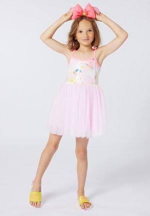 Robe pour filles avec un corsage pailleté ornée de motifs floraux et d'une jupe en tulle rose. Comprend des sandales à glissière jaunes avec un motif floral.