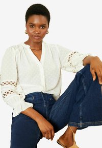 Love & Roses 3/4 SLEEVE V NECK REGULAR FIT - Gombos blúz - ivory white