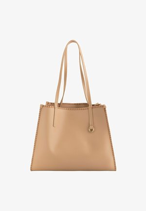 Geantă tote din piele bej cu finisaj texturat, cusătură simplă pe margini, două mânere lungi și un accent circular de culoare auriu.