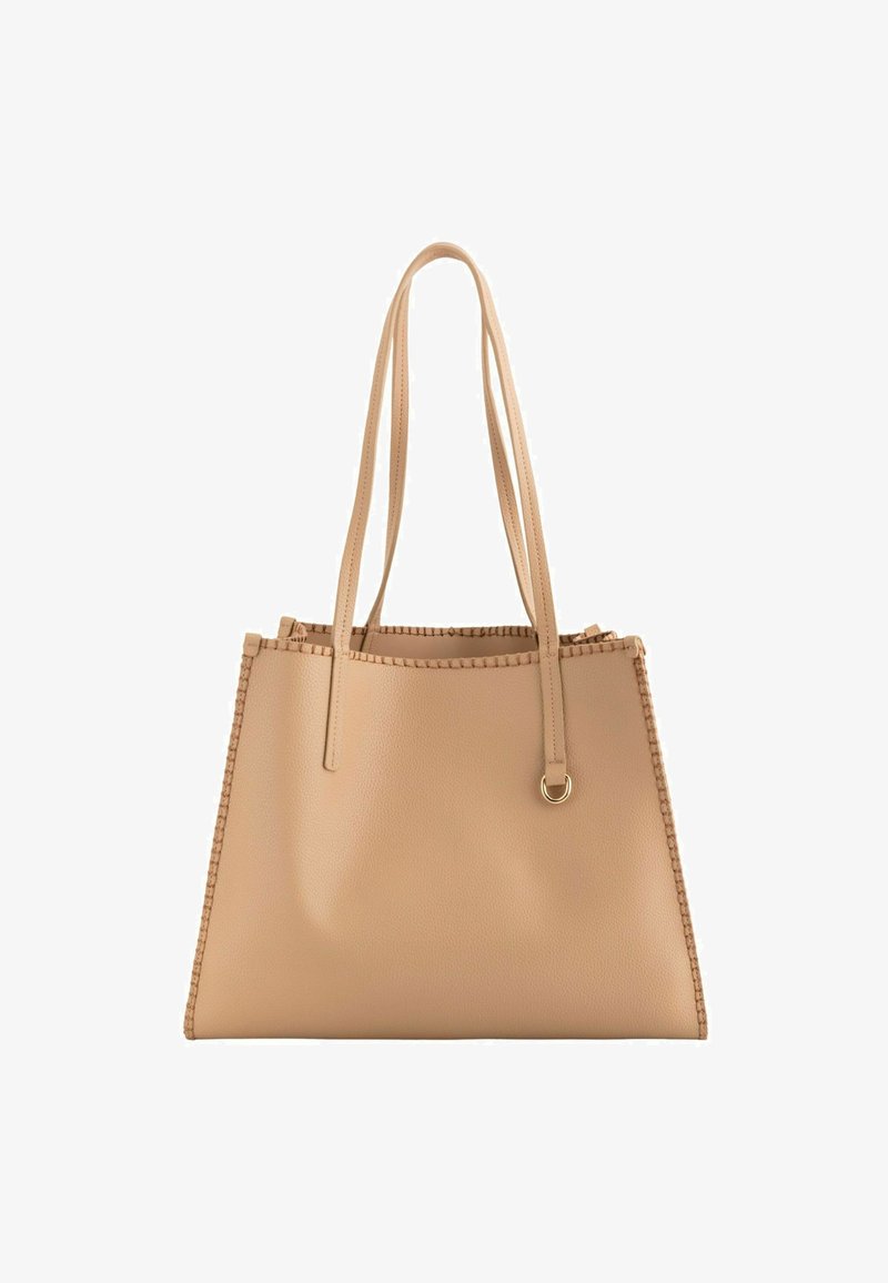Beige Leder-Shopper-Tasche mit strukturierter Oberfläche, einfacher Naht entlang der Kanten, zwei langen Tragegriffen und einem goldfarbenen, runden Akzent.