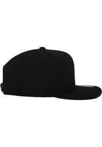 Casquette snapback noire avec visière plate, fabriquée en tissu texturé, comportant six œillets de ventilation et une sangle arrière ajustable.