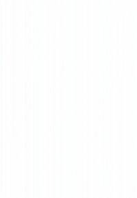 Dvi moterys sėdi lauko kavinės prie stalo ir bendrauja, kiekviena laiko stiklinę, fone – maišas ir lapija.