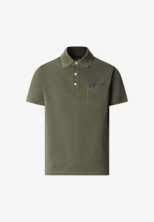 Olijfgroen polohempje met korte mouwen, drie witte knopen en een borstzakje met een klein stoffen label.