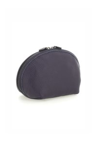 Pochette cosmetica in pelle di colore viola scuro, forma arrotondata con superficie texturizzata. Presenta una chiusura con zip e dettagli in blu a contrasto.