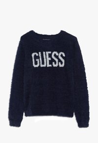 Marineblauer, flauschiger Pullover mit langen Ärmeln; in der Mitte ein großes, weißes "GUESS"-Logo; weiche Textur, runder Halsausschnitt.