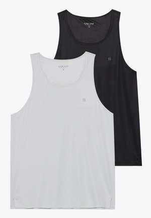 To sleeveless tank topper, en grå og en svart, laget av lett stoff. Hver har en rund halslinning og sidespalter i nederkanten.