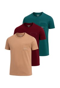 Tři trička s krátkým rukávem v barvách pískové, burgundské a tyrkysové, vyrobená z bavlny, s kapsou na hrudi a textem. Hladká textura látky.