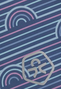 Tekstil med en navy blue baggrund og vandrette lys blå og pink striber, adskilt af halvcirkelformede regnbue mønstre. Et sølv logo er placeret i nederste højre hjørne.
