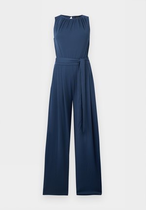 Ærmeløs marineblå jumpsuit med brede ben, rynket udskæring og matchende stofbælte bundet i taljen.