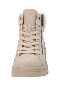 Beige hoge sneaker van textuur-suède, ronde neus, platte veters, zijrits en nepbont voering. Gevoerde zool met lichte profiel.