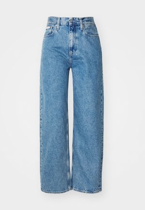 Jeans largas de denim azul claro com cintura alta, bainha desfiada e design de cinco bolsos. A textura desgastada adiciona profundidade ao tecido.