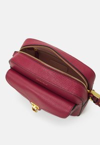 Coccinelle BEAT SOFT - Borsa a tracolla - garnet red