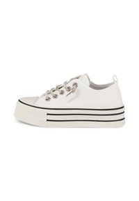 Sneakers in tela bianca con occhielli argentati, dettaglio di strisce nere sulla suola e design a punta rotonda. Presentano un linguetta sul tallone per un facile utilizzo.