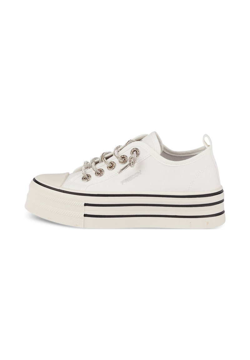 Sneakers in tela bianca con occhielli argentati, dettaglio di strisce nere sulla suola e design a punta rotonda. Presentano un linguetta sul tallone per un facile utilizzo.
