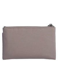 Funda gris con cremallera hecha de un tejido duradero, que presenta una textura suave y un diseño rectangular simple. Herrajes plateados en la cremallera.