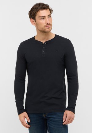 Sort langærmet henley skjorte lavet af struktureret stof, med rund hals, tre-knaps placket og en diskret logo detalje.