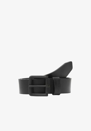 Zwarte leren riem opgerold met een matte zwarte rechthoekige gesp en een genaaide lus op een witte achtergrond.