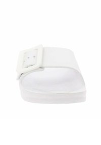 Sandalo slide bianco caratterizzato da una larga fascia con una fibbia rettangolare, texture liscia e suola piatta. Design minimalista con una forma slanciata.