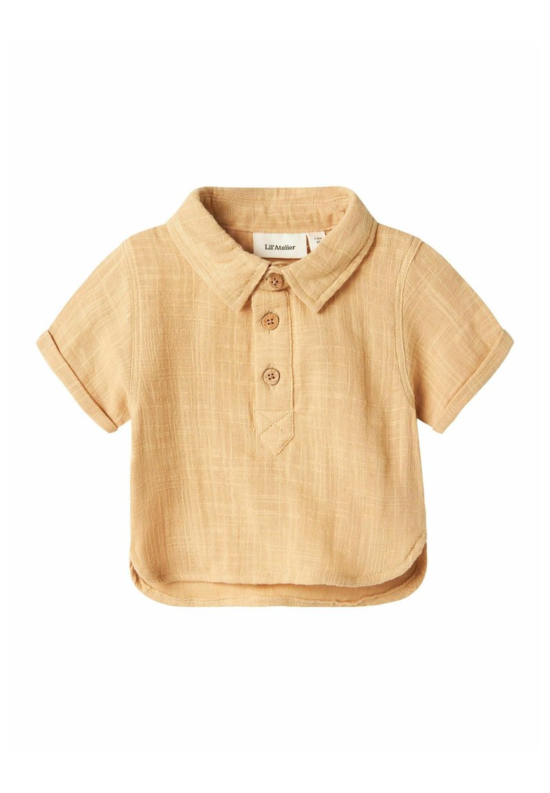 Camicia a maniche corte, a collo, in lino beige chiaro, con tre bottoni rotondi e una finitura testurizzata. Presenta un orlo curvo e un'etichetta sul petto.