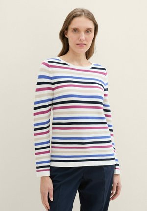 Randig långärmad topp i vitt, med horisontella linjer i rosa, blå och svarta nyanser. Texturen verkar ribbad, med en rund halsringning.