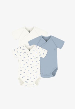 Drei kurzärmelige Baby-Bodys in Weiß, Hellblau und Weiß mit blauen Wolkenmustern, alle mit praktischen Wickeldruckknöpfen.