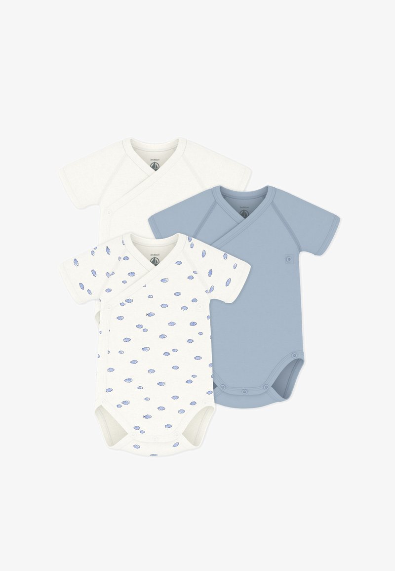 Tre body per neonati a maniche corte di colore bianco, azzurro chiaro e bianco con motivi di nuvole blu, tutti con chiusure a scatto avvolgenti.