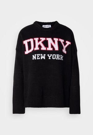 Svart strikket genser med rund hals og ribbestrikkede mansjetter. Dramatisk "DKNY" logo i rødt og hvitt, med "NEW YORK" under. Myk tekstur.