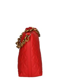 Borsa a tracolla rossa trapuntata con finitura testurizzata, dotata di una catena dorata. La borsa ha una silhouette strutturata e una base piatta.