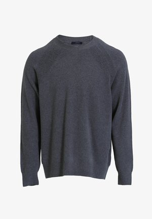 Pull gris en tricot doux, avec un col rond, des détails côtelés aux épaules, et des manches longues avec une coupe décontractée.