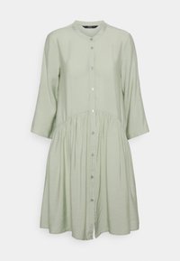 Hellgrünes, knopfbares Kleid mit rundem Kragen, Dreiviertelärmeln und gerafftem Taillenbereich. Aus glattem Stoff gefertigt, hat es eine lockere Passform.